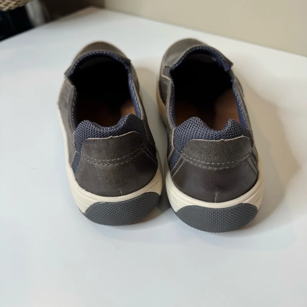 BARETRAPS Jarred Men's Leather Slip-on Sneaker size 8 Mahogany Mist Grey - NEW